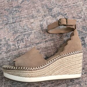 Women’s Crown Vintage wedge sandal, size 6.5